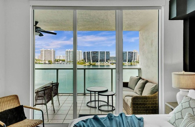 marina bay sunny isles 1005 Water view
