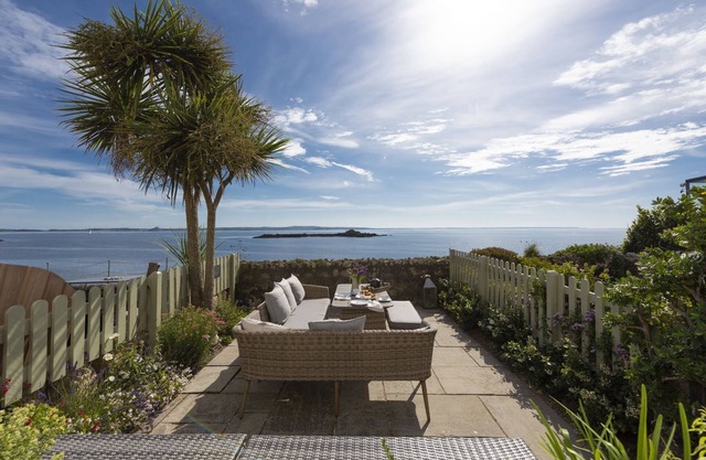Mariners Cottage - a beautifully refurbished pet friendly 18th Century fisherman's cottage with sea