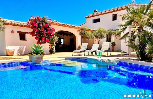 MARIPOSA - Cosy country house with pool and mountain views