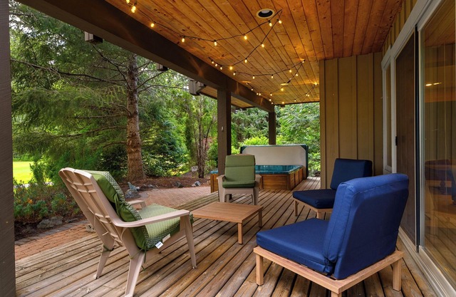 Marmot's Meadow Chalet: Tranquil 14th Fairway - Private Hot Tub