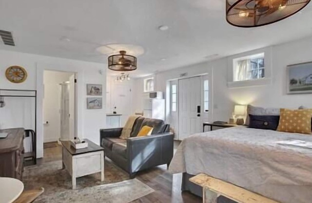 Marr Manor - Studio B&B downtown