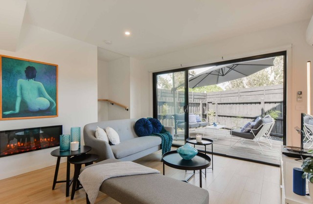 Martini Manor - Gorgeous 3 bedroom Townhouse walking distance to beach - 4pm check out on Sundays*