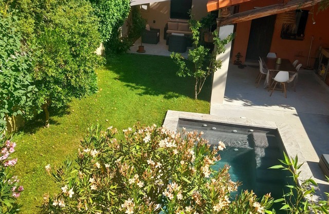 Mas de ville with swimming pool in a green cocoon - Industrial spirit