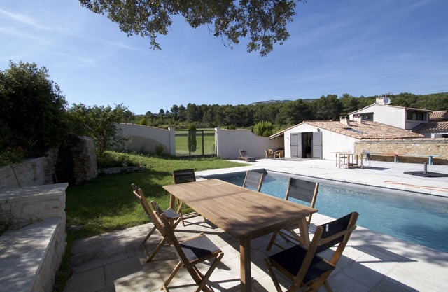 Mas du LOop: with heated swimming pool on large grounds surrounded by nature