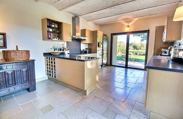 Mas for rent in Ansouis (South Luberon) amidst vineyards