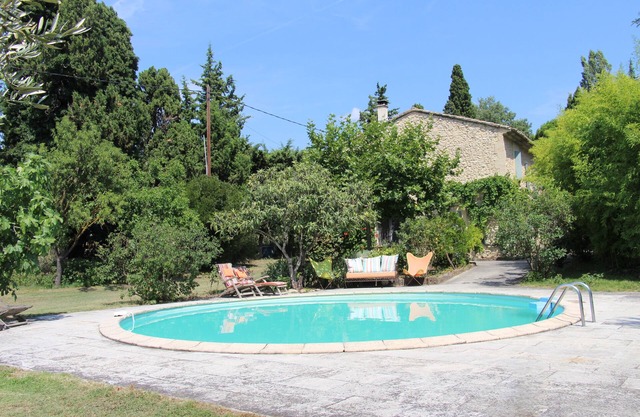 MAS LILORETI AT THE FOOT OF LUBERON 10 PEOPLE (adults)