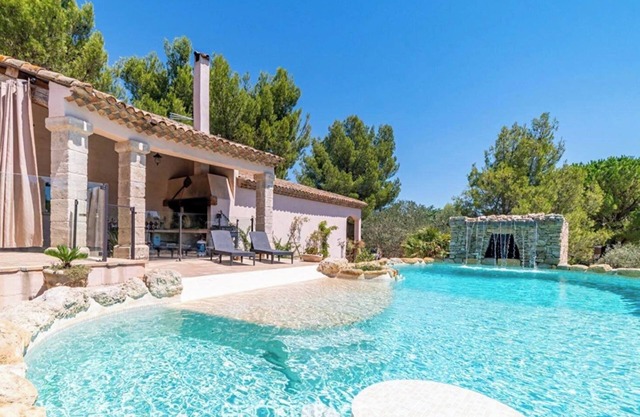 Mas provençal with infinity pool, pétanque court, billiards table