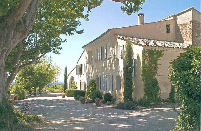 Mas Provencal, quiet and very spacious with private pool and large garden.,
