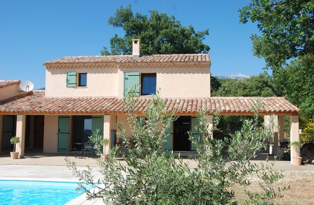 Mas provençal with panoramic views and large heated swimming pool in Bédoin