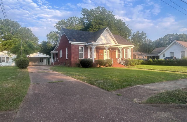 Massive Grenada Brick Home: Perfect for Summer Getaway Close to Downtown