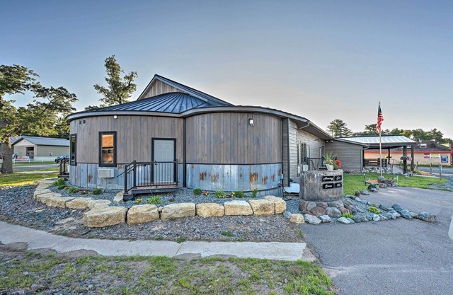 Massive Hatfield 'Loon Lodge' w/Roller Rink