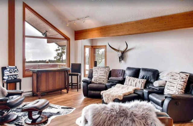Massive Views, Ski-In/Out *Nordic Spa - Hot Tub & Sauna* BBQ, Games, Sleeps 12