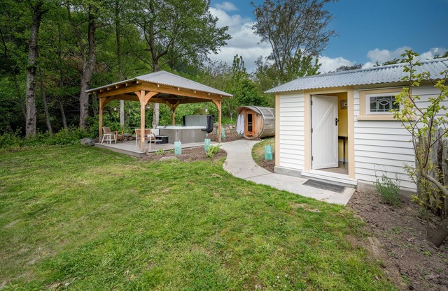 Matagouri Cottage - Port Levy Holiday Home