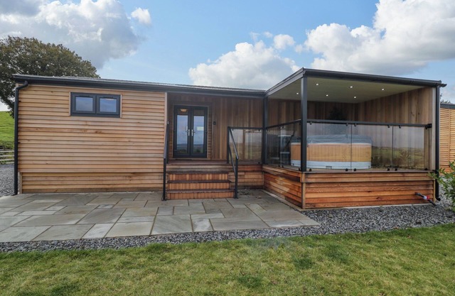 MATH (LODGE 3), pet friendly, with hot tub in Corwen