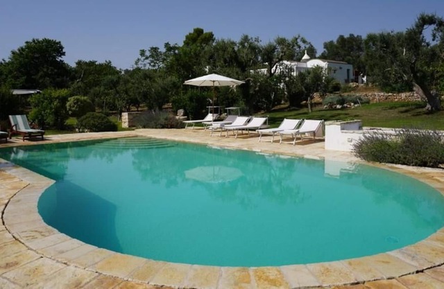 Max 10 guests, infinity swimming pool, 5 bedrooms, 4 bathrooms, wonderful garden