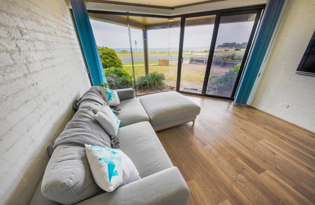 Max's Beachside Holiday Home