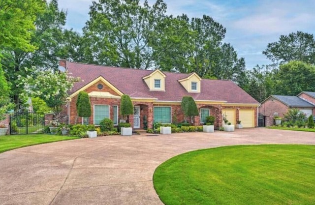Maxie's retreat: Enjoy this charming house w/modern updates & timeless appeal.