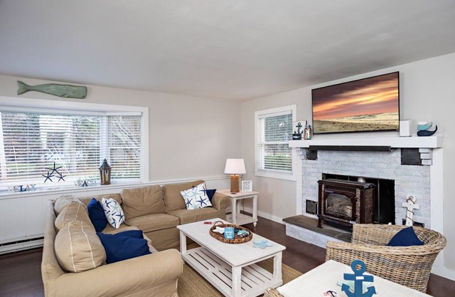 Mayflower Beach 6 Bedroom New Listing-Sleeps 14