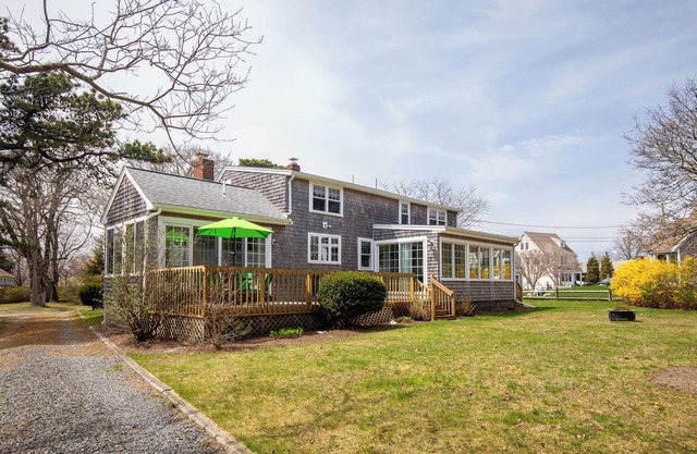 Mayflower Cottage - Cape Cod Retreat a Short Walk from Mayflower Beach in Dennis