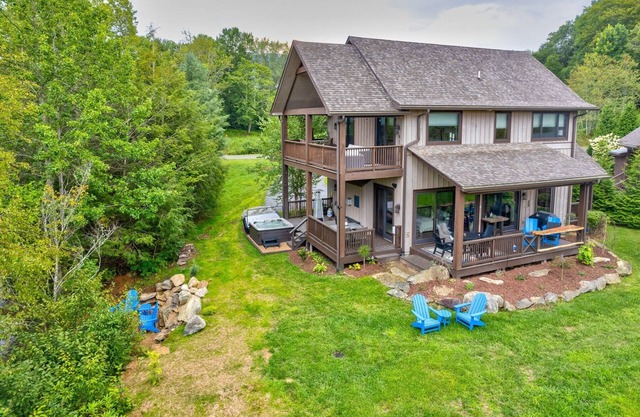 Maynard Rocks IV at Elk Creek - Hot tub, creekside setting, firepit