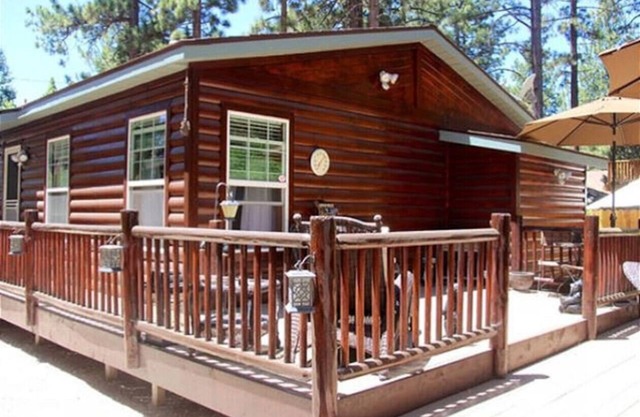 Meadow Retreat- Immaculate Log Style Cabin with Outdoor Spa!