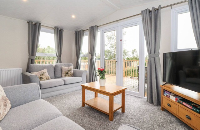 MEADOWSWEET LODGE, pet friendly, with a garden in Arkholme
