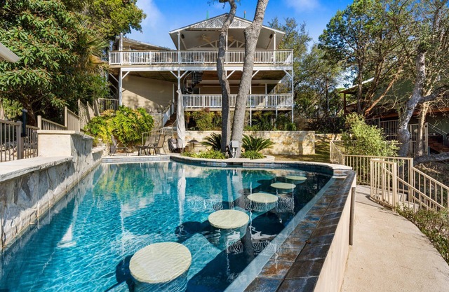 Medina Lake Villa - Stunning Lakeviews, Waterfront Access & Pool