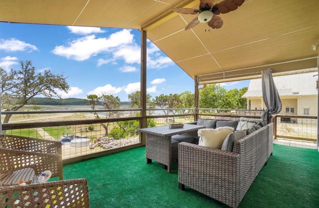 Medina Lakefront Bungalow- Spacious Amazing Views