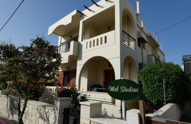 Mel Studio 1, a modern, spacious and fully equipped apartment next to the sea.