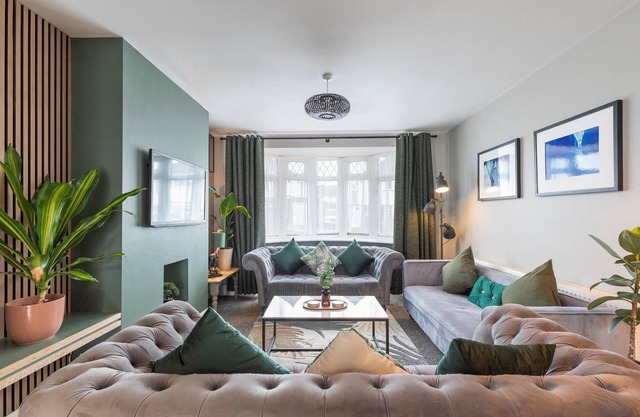 Melrose- Beautiful 4 bedroom home with parking