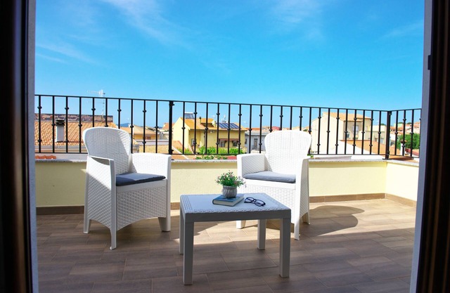 Menhir - room 1 - One Bedroom Guest House, Sleeps 3