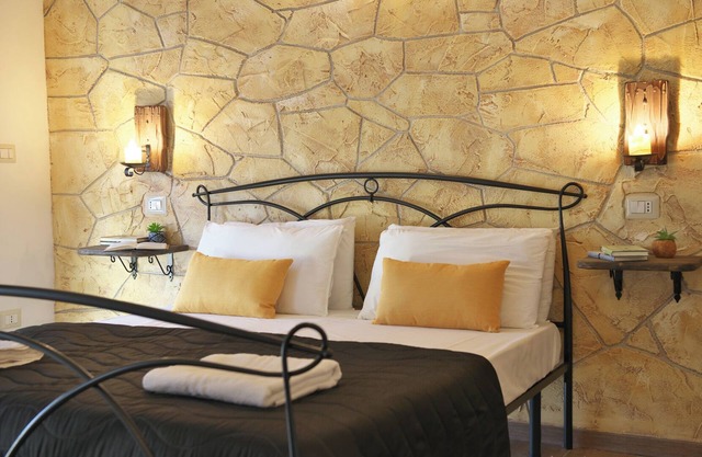 Menhir - room 2 - One Bedroom Guest House, Sleeps 2
