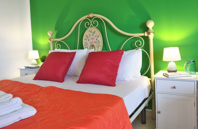 Menhir - room 5 - One Bedroom Guest House, Sleeps 4