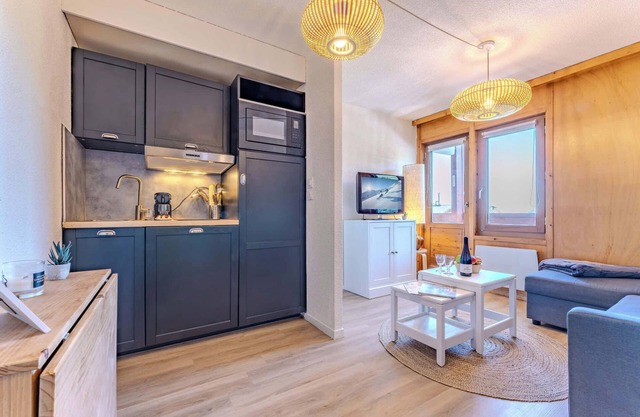 Meribel Ski In Mountain Flat with Balcony and Sleeps 6 MV 31