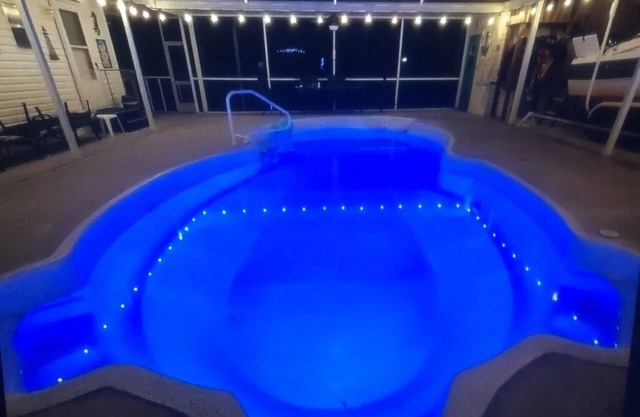 MERMAID MANOR heated POOL! Waterfront, BOAT DOCK, KAYAKS, paddle Weeki Wachee
