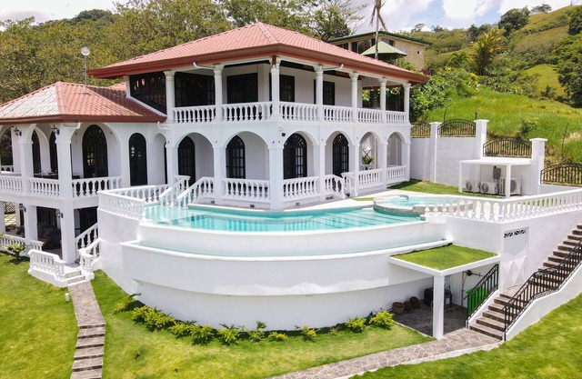 Mesmerizing Volcano Villa Infinity Pool + Hot Tub