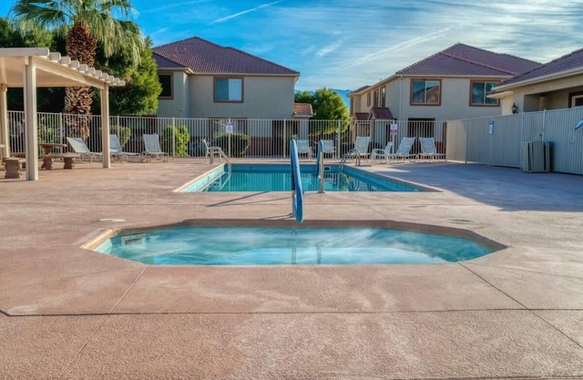 Mesquite 2BR Townhome with Pool & Gym Access