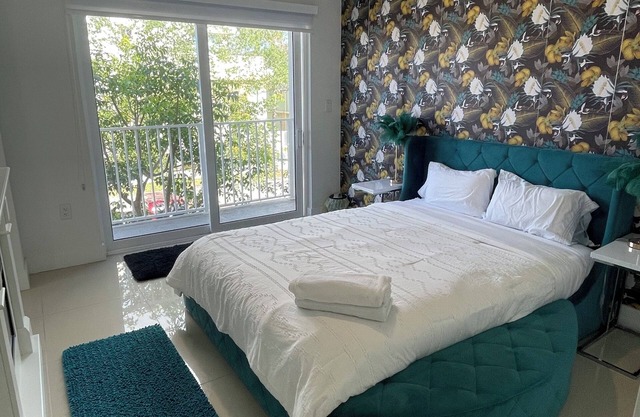 Miami 3 Story Townhouse with Balcony, Rooftop & Parking