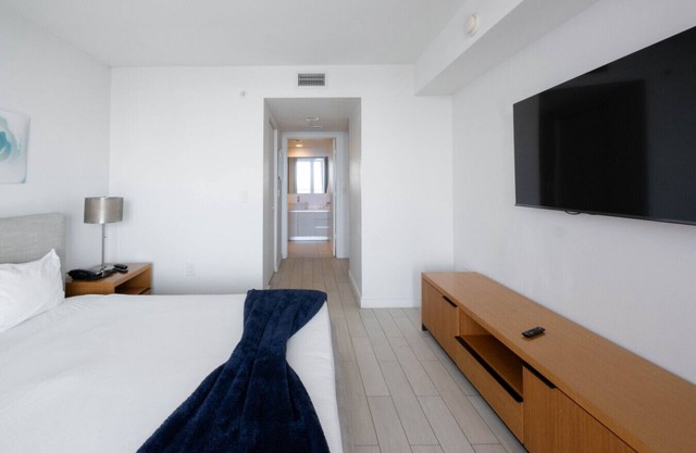Miami Beach Cozy Unique Apt w/Kitchen and Beach Service