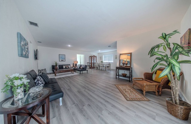 Miami Family Home 4BD/2BTH 6 Beds, 8 Guests BH