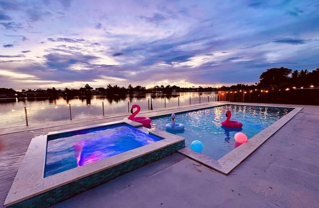 Miami Lakefront Paradise! 5 Beds, Heated Pool
