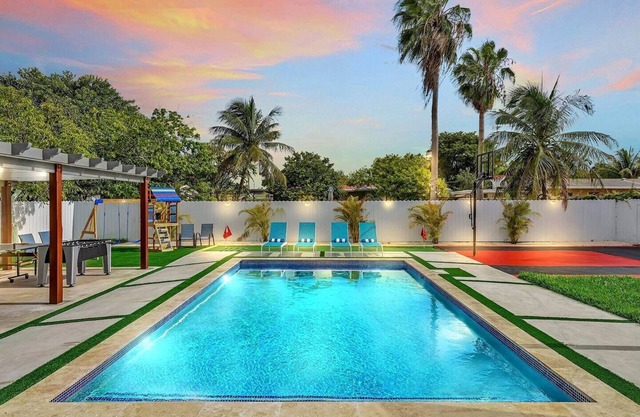 Miami Resort Villa/Luxury Home/Heated Pool/Hot Tub/Mini Golf