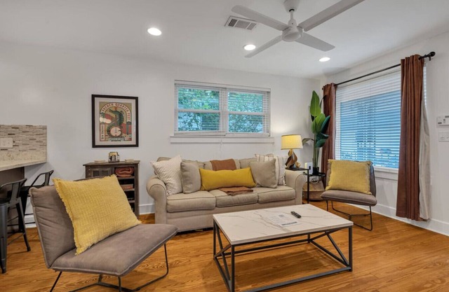 Mid-Century 2BR - Near Bike Trail, French Quarter