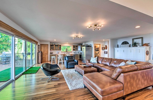 Mid-Century Cabin w/Deck & Puget Sound Vistas!