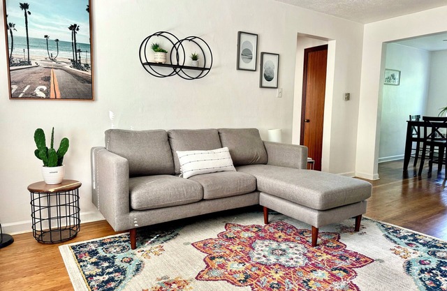 Mid-Century Inspired Apartment; Pet Friendly, Close to Downtown and UCMC