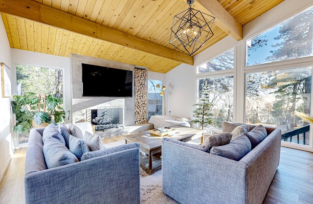 Mid-century modern home nestled in the forest with mtn views & large balcony