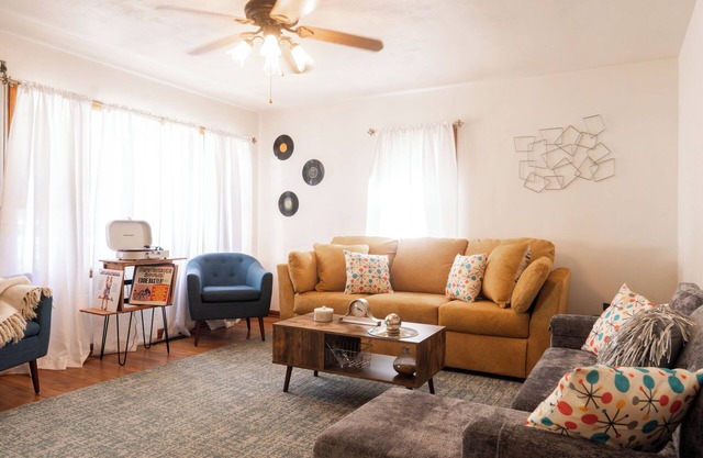 Mid Century Themed Limestone Cottage - 2 Bedrooms Sleeps 6 - Pets Welcome!