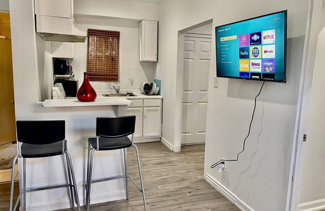 Mid City Private Renovated Garage Apartment. No shared walls!
