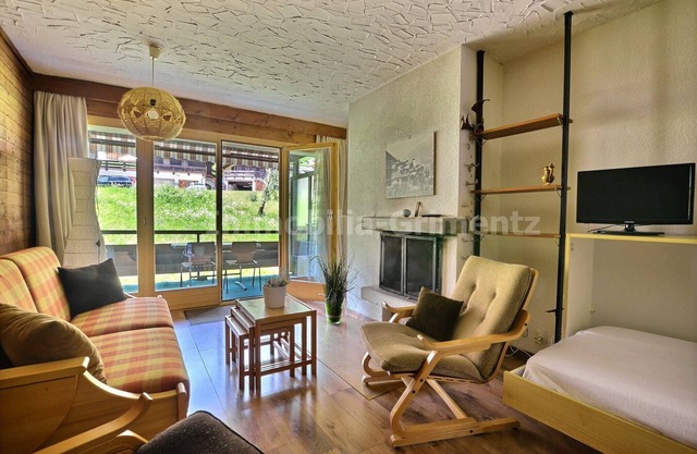 Middle class flat for 4 people, living room with fireplace, 1 bed and 1 divan bed, kitchen area, 1 s