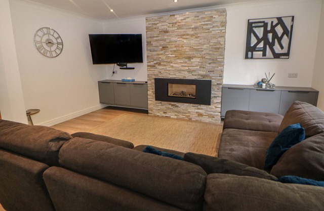 MILLHOUSES HIDEAWAY, pet friendly, with a garden in Sheffield